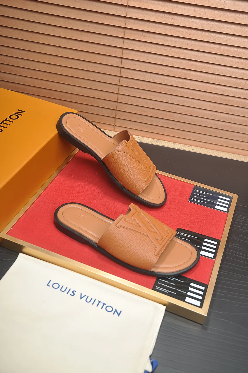 Men's men's shoes 💰340💶 [Louis Vuitton LV slippers] (high-end cowhide) counter 1:1 fashion style, a must-have for summer! The designer used LV’s iconic outsole. The original simple slippers instantly become fashionable! The upper is made of flexible special cowhide leather straps alternately, and the workmanship is exquisite! A must-have for stylish men in summer, size 38-46 (45 46 customized)